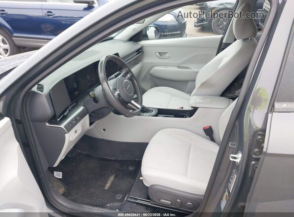 KM8HBCABXRU173296 2024 HYUNDAI KONA Gray Vista interior delantera