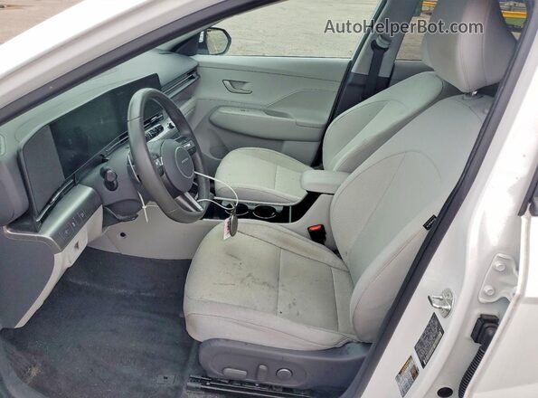 KM8HC3AB0RU084706 2024 HYUNDAI KONA White წინა სალონის ხედი