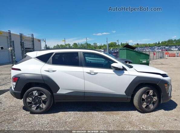 KM8HCCAB1RU095519 2024 HYUNDAI KONA White Vista interior trasera