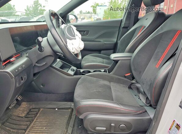KM8HECA39RU038536 2024 HYUNDAI KONA Серый Вид салона спереди
