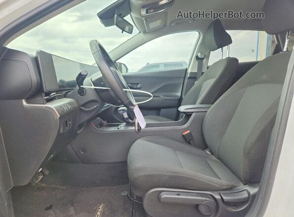 KM8HF3AB2TU360205 2026 HYUNDAI KONA White წინა სალონის ხედი