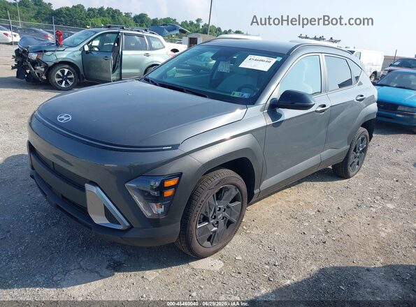 KM8HFCAB9TU364932 2026 HYUNDAI KONA Gray Առջևի ձախ երեք քառորդ տեսարան