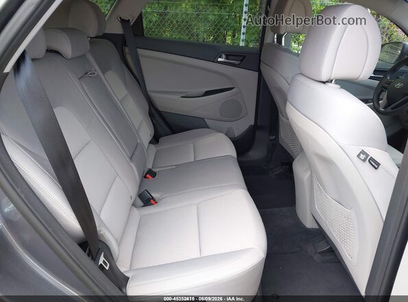 KM8J2CA44JU655298 2018 HYUNDAI TUCSON Gray Widok naklejki z numerem VIN