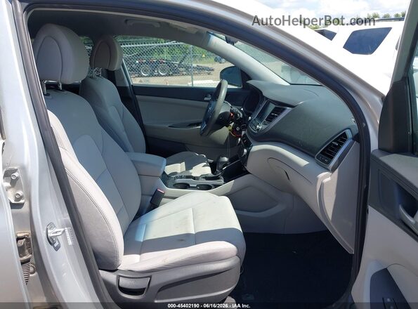 KM8J33A44JU689531 2018 HYUNDAI TUCSON Silver Vista interior delantera