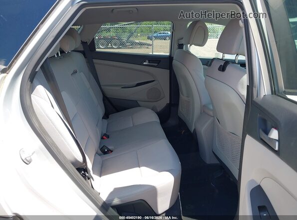 KM8J33A44JU689531 2018 HYUNDAI TUCSON Silver Vista de la etiqueta del VIN