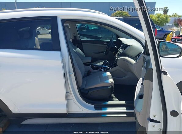 KM8J33A44JU695121 2018 HYUNDAI TUCSON White წინა სალონის ხედი