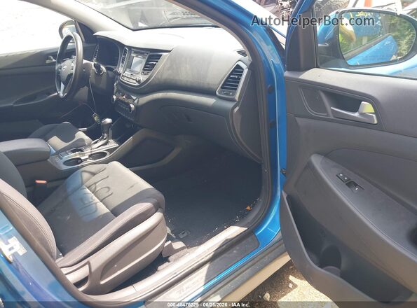 KM8J3CA24HU492948 2017 HYUNDAI TUCSON Синий Вид салона спереди
