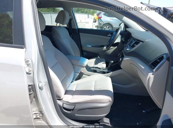 KM8J3CA25GU033040 2016 HYUNDAI TUCSON Серебряный Вид салона спереди