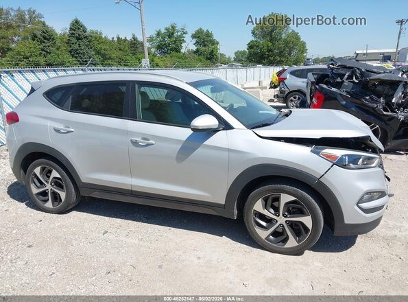 KM8J3CA25GU033040 2016 HYUNDAI TUCSON Серебряный Вид задней части салона
