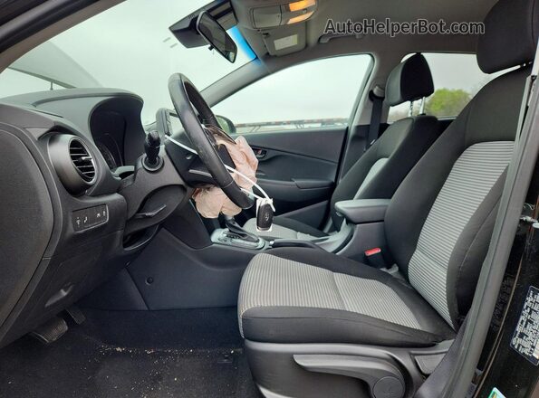 KM8K2CAA2MU708028 2021 HYUNDAI KONA Черный Вид салона спереди