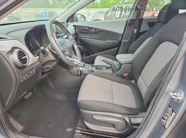 KM8K2CAA5MU686896 2021 HYUNDAI KONA Silver წინა სალონის ხედი