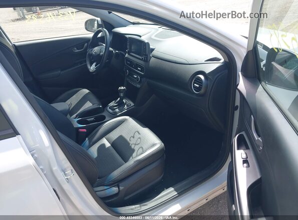 KM8K3CA54MU674836 2021 HYUNDAI KONA White Widok wnętrza z przodu