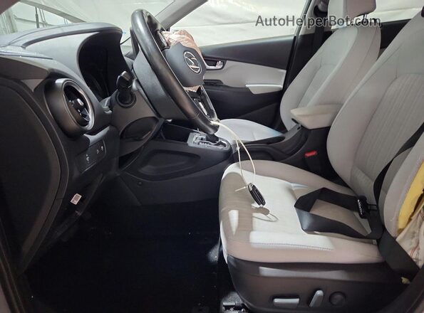 KM8K3CAB8PU047258 2023 HYUNDAI KONA Silver წინა სალონის ხედი