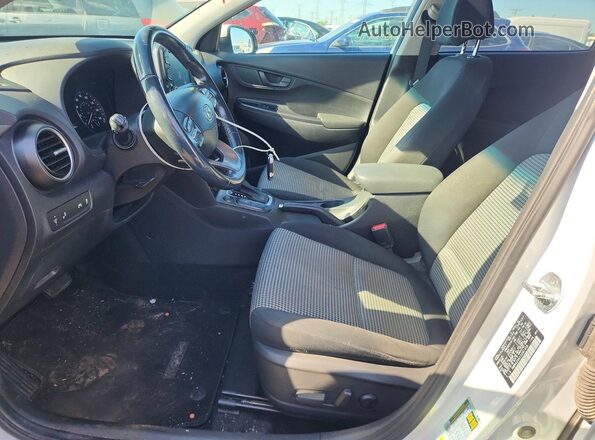 KM8K62AAXJU081458 2018 HYUNDAI KONA White წინა სალონის ხედი
