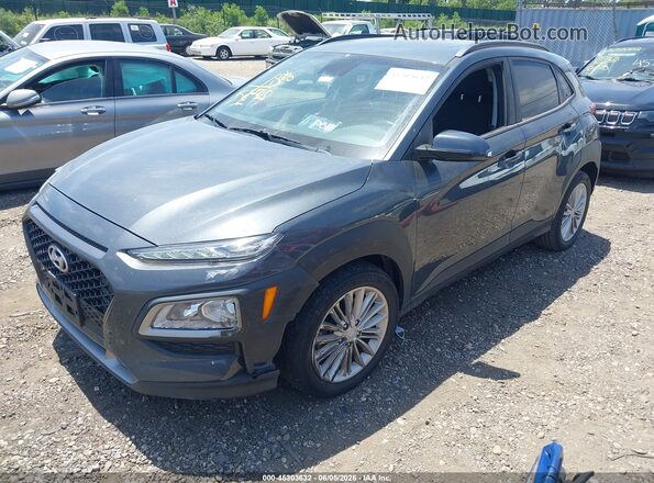 KM8K6CAA6MU683395 2021 HYUNDAI KONA Gray Vista tres cuartos delantera izquierda