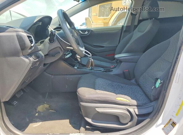KMHC65LC0HU045602 2017 HYUNDAI IONIQ White Вид салону спереду