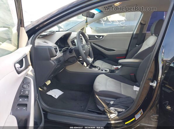 KMHC65LC0HU049505 2017 HYUNDAI IONIQ HYBRID Black Вид салону спереду