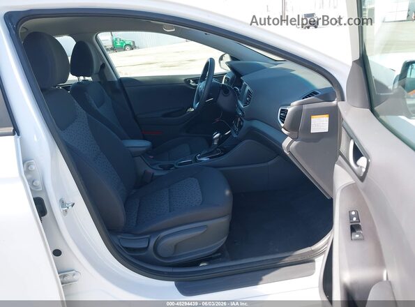 KMHC65LC2KU107539 2019 HYUNDAI IONIQ HYBRID White Вид салону спереду