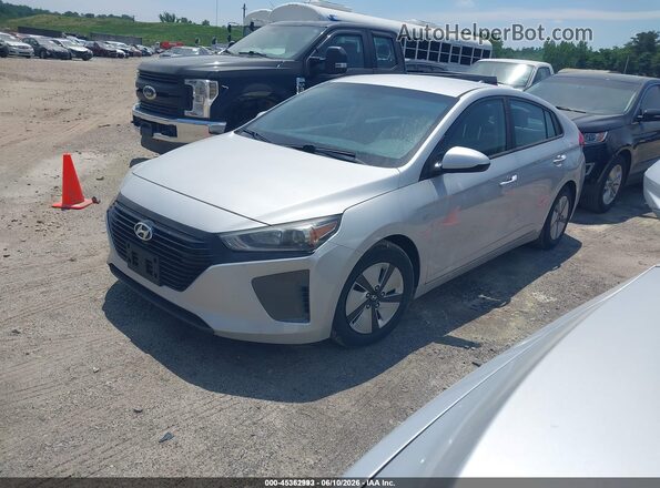 KMHC65LC6JU075967 2018 HYUNDAI IONIQ HYBRID Silver Vista tres cuartos delantera izquierda