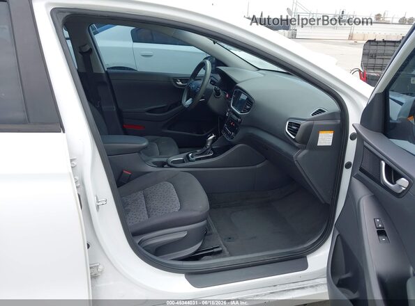 KMHC65LC7HU057262 2017 HYUNDAI IONIQ Белый Вид салона спереди