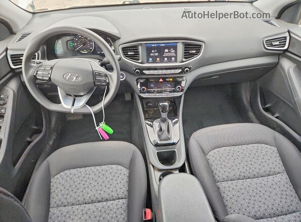 KMHC65LCXHU029990 2017 HYUNDAI IONIQ Silver Widok deski rozdzielczej