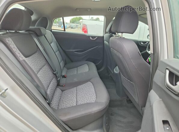 KMHC65LCXHU029990 2017 HYUNDAI IONIQ Silver Widok tylnych siedzeń