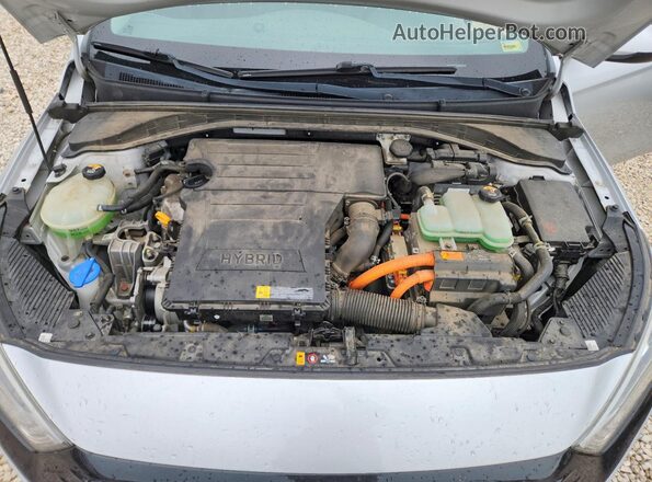KMHC65LCXHU029990 2017 HYUNDAI IONIQ Silver Widok wnętrza z tyłu