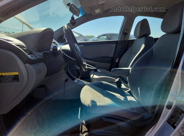 KMHCT4AE0HU318609 2017 HYUNDAI ACCENT Silver წინა სალონის ხედი