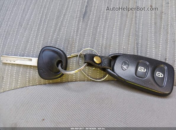 KMHCT4AE3GU017704 2016 HYUNDAI ACCENT Silver Dashboard view
