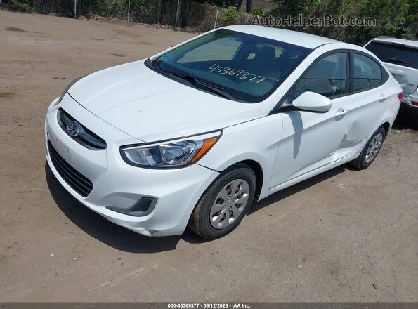 KMHCT4AE6HU276043 2017 HYUNDAI ACCENT White Vista tres cuartos delantera izquierda