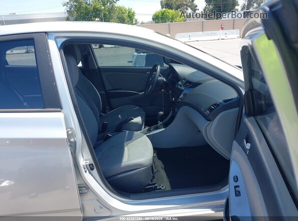 KMHCT4AE9HU196509 2017 HYUNDAI ACCENT Серебряный Вид салона спереди