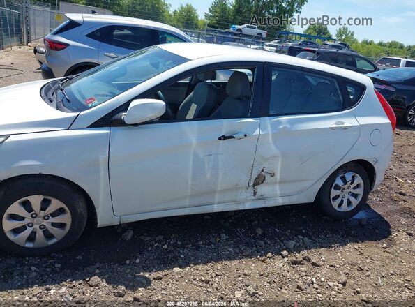 KMHCT5AE5GU262901 2016 HYUNDAI ACCENT White Widok z przodu