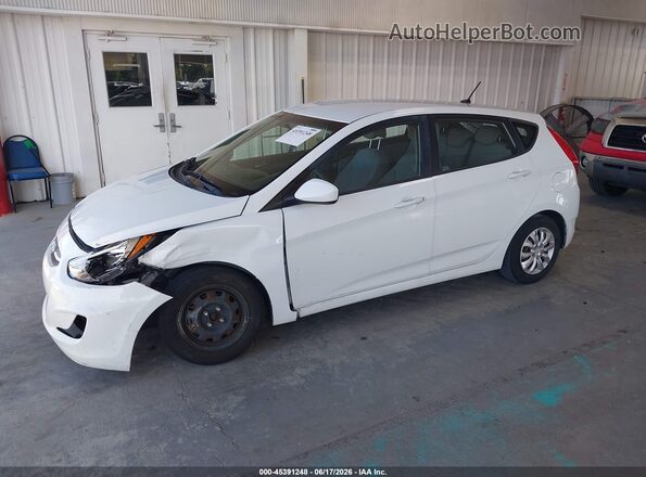 KMHCT5AE6HU319768 2017 HYUNDAI ACCENT Белый Передняя левая четверть