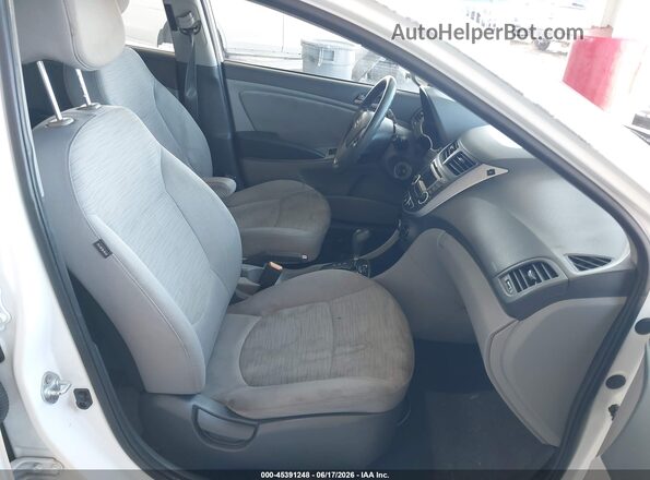 KMHCT5AE6HU319768 2017 HYUNDAI ACCENT Белый Вид салона спереди
