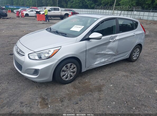 KMHCT5AE8HU338354 2017 HYUNDAI ACCENT Silver Vista tres cuartos delantera izquierda