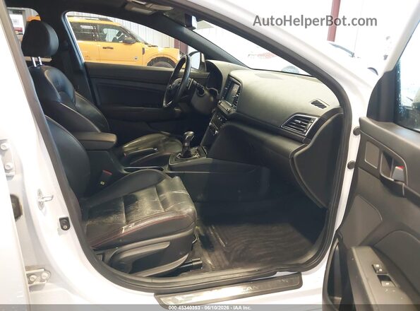 KMHD04LB1HU347777 2017 HYUNDAI ELANTRA Белый Вид салона спереди