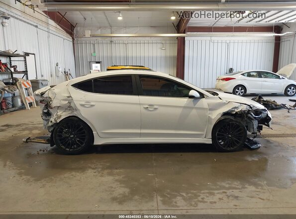 KMHD04LB1HU347777 2017 HYUNDAI ELANTRA Белый Вид задней части салона
