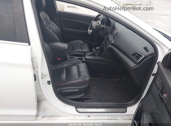 KMHD04LB2JU573283 2018 HYUNDAI ELANTRA Белый Вид салона спереди