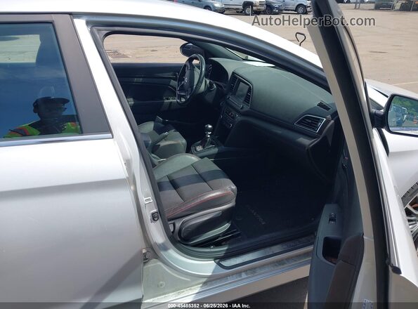 KMHD04LB7HU363577 2017 HYUNDAI ELANTRA Silver წინა სალონის ხედი
