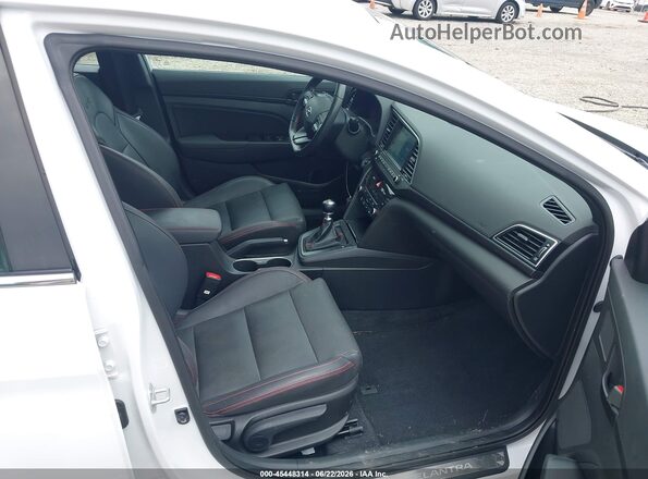 KMHD04LB8HU325937 2017 HYUNDAI ELANTRA White Вид салону спереду