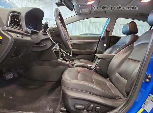 KMHD84LF1HU135473 2017 HYUNDAI ELANTRA Синий Вид салона спереди