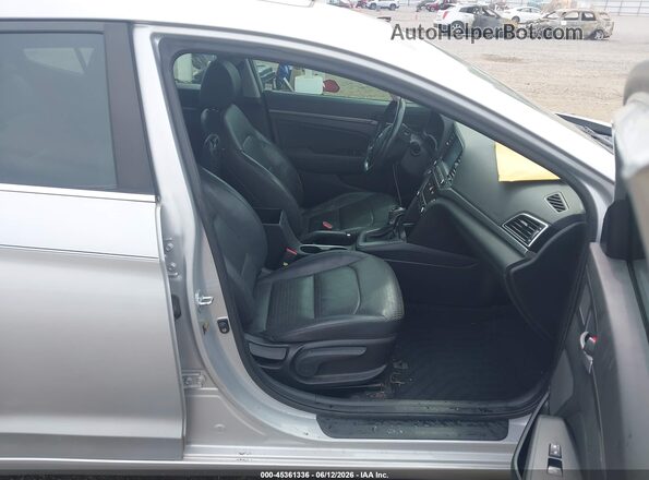 KMHD84LF2HU267013 2017 HYUNDAI ELANTRA Серебряный Вид салона спереди