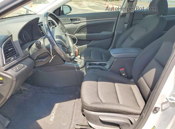 KMHD84LF4JU586161 2018 HYUNDAI ELANTRA Серебряный Вид салона спереди