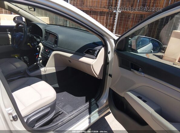 KMHD84LF7HU397899 2017 HYUNDAI ELANTRA Champagne Вид салона спереди