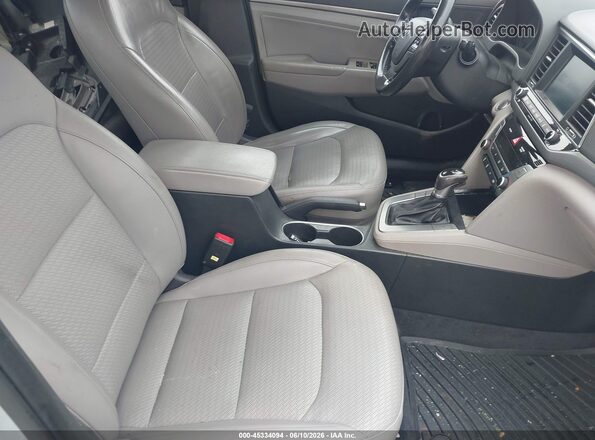 KMHD84LFXJU445403 2018 HYUNDAI ELANTRA Серебряный Вид салона спереди