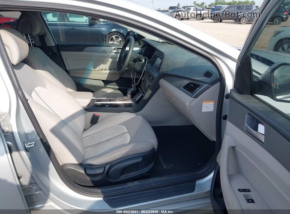 KMHE24L30HA063033 2017 HYUNDAI SONATA HYBRID Silver Вид салону спереду