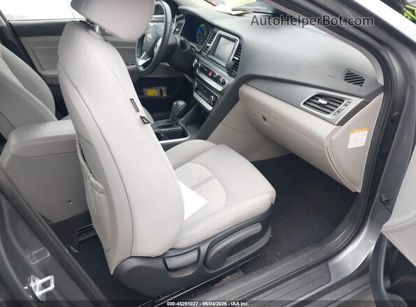 KMHE24L34JA083369 2018 HYUNDAI SONATA HYBRID Silver წინა სალონის ხედი