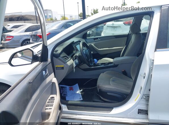 KMHE24L35HA065523 2017 HYUNDAI SONATA HYBRID White Vista interior delantera