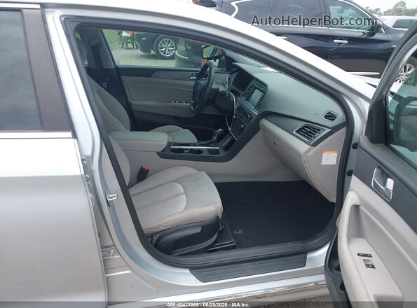 KMHE24L35HA070866 2017 HYUNDAI SONATA HYBRID Серебряный Вид салона спереди