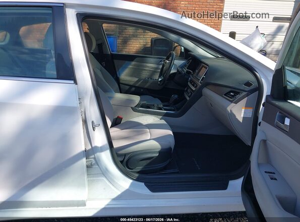 KMHE24L39JA083741 2018 HYUNDAI SONATA HYBRID White Սալոնի դիմացի տեսք